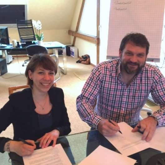 Maria Zocher-Ihde, Netzwerkkoordinatorin (links) und Daniel Hirsch, Geschäftsführer mwh HIRSCH Steuerberatungsgesellschaft mbH unterschreiben die Kooperationsvereinbarung