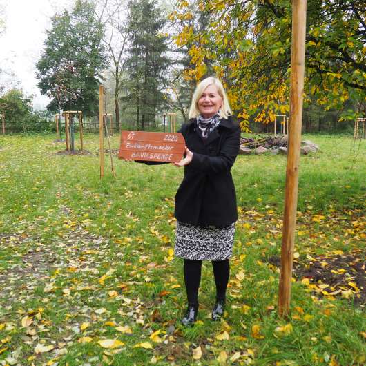 Zukunftsmacher MV spenden Baum am Schweriner Außensee