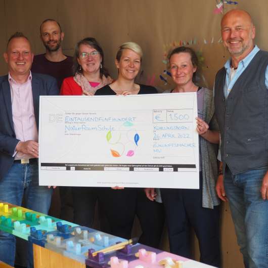 Die Zukunftsmacher MV übergeben der NaturRaumSchule einen symbolischen Scheck in Höhe von 1.500 Euro