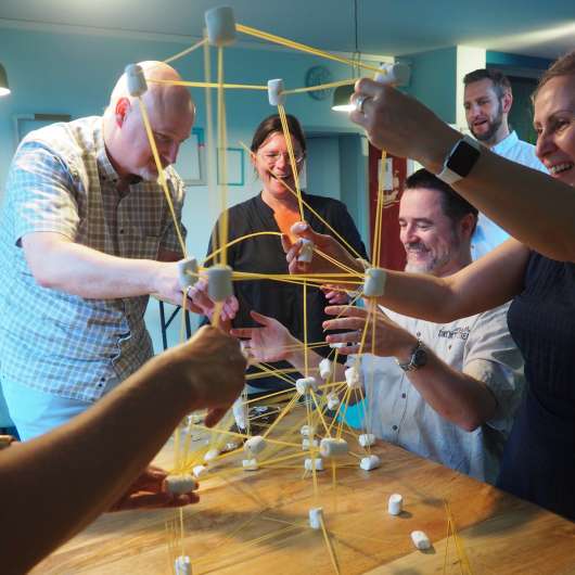 Mentees und Mentor*innen wetteifern um den höchsten Spaghetti-Marshmallow-Turm