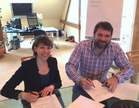 Maria Zocher-Ihde, Netzwerkkoordinatorin (links) und Daniel Hirsch, Geschäftsführer mwh HIRSCH Steuerberatungsgesellschaft mbH unterschreiben die Kooperationsvereinbarung