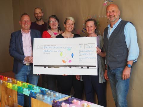 Die Zukunftsmacher MV übergeben der NaturRaumSchule einen symbolischen Scheck in Höhe von 1.500 Euro
