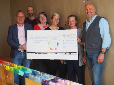 Die Zukunftsmacher MV übergeben der NaturRaumSchule einen symbolischen Scheck in Höhe von 1.500 Euro Die Zukunftsmacher MV übergeben der NaturRaumSchule einen symbolischen Scheck in Höhe von 1.500 Euro